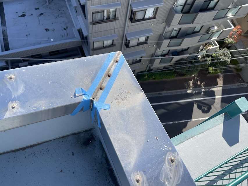 安達竹ノ塚　笠木マスキングテープ養生